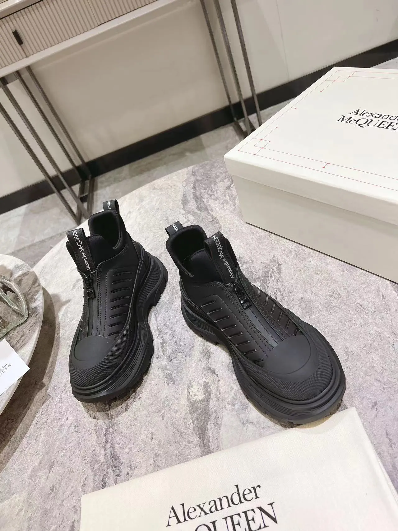 👟👟Ex-factory price 600👟👟 Men's size +10 2023 McQueen classic hot style, top version! ALEXANDERAIexanderMcQUEEN✅ has been certified. The latest 2023 counters will be launched at the same time, international T stage catwalk models. 💯Purchased from top ZP, the original version is 1:1 customized, perfectly reproduced, embellished with waterproof zippers on off-road inspired clothing, with imported anti-wear super soft sock cuffs, 3D glue bright strips, excellent comfort, outsole: original TPU double-layer combination outsole. Fabric: Imported silk cow leather Lining: Imported super soft Lycra/space cloth Foot pads: Imported silk sheepskin Size: 35-40 for women, 39-45 for men. Color: all black, black and white, all white, (add 10 for men’s model)